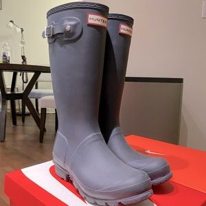 Navy blue tall hunter boots. sz6